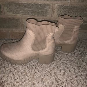Hutch Sand Suede Lug Sole Boots